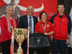 Down Sendromlu 40 Yaşındaki Benay, Masa Tenisinde Dünya İkincisi Oldu