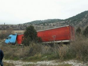 Çorum’da Tır Şarampole Uçtu