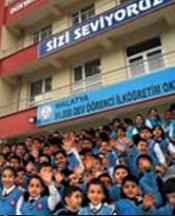 91 bin öğrenci 5 okul inşa ettirdi