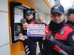 Polis Atm’lere Broşür Astı
