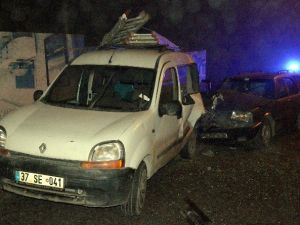Ambulansa Yol Vermek İsteyen Araç, Park Halindeki Araca Çarptı