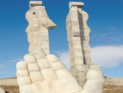 Dev heykel Kars'ı böldü