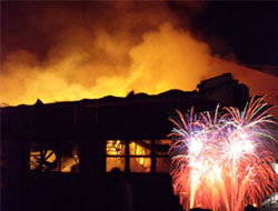 Rize`de Havai Fişek Ev Yaktı