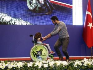 Engelli Küçük Kızın Dansı Bakan Bozkır Ve Kılıç’ı Büyüledi
