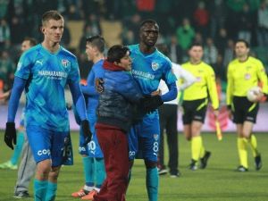 Küçük Taraftarlar Sahaya Atlayıp Bakaya Traore’ye Sarıldı