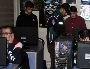 Rize'de Polis Uygulamasında Gençler Bilgisayar Oyunundan Başlarını Kaldıramadı