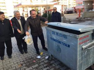 Çevre Komisyon Üyesi Demir, Sokaktan Çöp Topladı