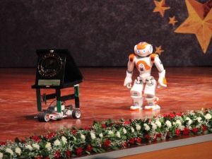Ödülü Sahneye Robot Getirdi