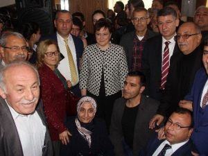 Partililerin Bakanla Fotoğraf Çektirme Yarışı