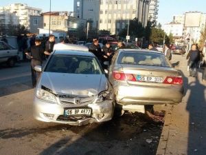 Freni Boşalan Kamyon 10 Aracı Biçti: 3 Yaralı