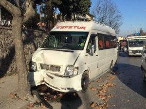 Öğrenci Servisi Yol Kenarında Bulunan Ağaca Çarptı