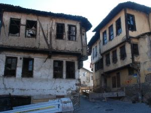 Mahalle Sakinlerini Korkutan Ev