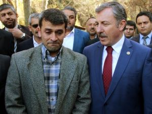 Ak Parti’ye Adadığı 50 Koyunu Suriye’deki Türkmenlere Bağışladı