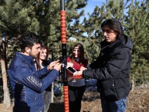Yozgat’ta Üniversite Öğrencileri Telefonlarını Güneş Enerjisiyle Şarj Ediyor