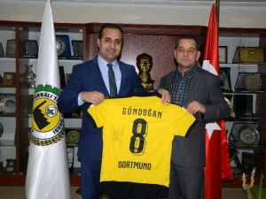 Dortmund’un Yıldız Futbolcusundan O Başkana İmzalı Forma
