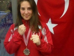 Mudanyalı Kickboks Sporcusu Öznür Balkan Şampiyonu Oldu