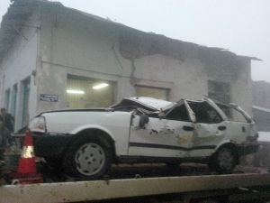 Otomobil Dereye Uçtu: 1 Yaralı