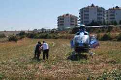 Ambulans helikopter hasta için tarlaya indi