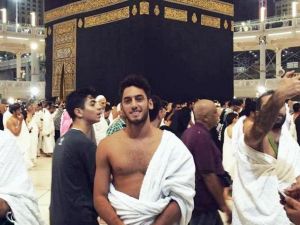 Hakan Çalhanoğlu: "Kabe’yi Görünce Gözyaşlarımı Tutamadım"