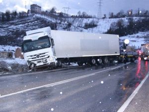 Zonguldak-istanbul Yolunda Tır Yoldan Çıktı: 2 Yaralı