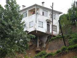 Rize'de Hasarlı Binanın İnadı