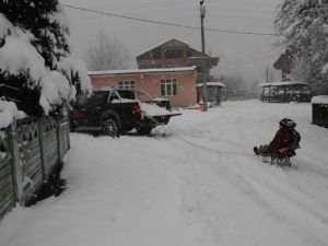 Çaycuma’da Kar Yağışı Çocukları Sevindirdi