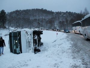 Zonguldak-istanbul Yolunda İşçi Sevisi Devrildi: 4 Yaralı