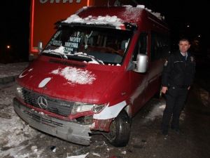 Samsun’da Buzdan Kayan Araçlar Çarpıştı: 2 Yaralı