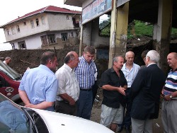 Akp Kendini Aklamak İstiyor