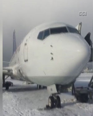 Havada yıldırım çarpan uçak piste geri döndü VİDEO İZLE
