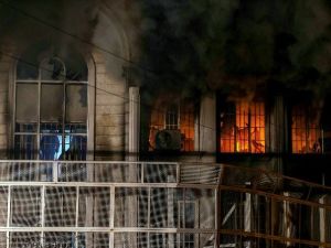 İran’da Suudi Elçiliği Ateşe Verildi