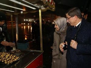 Davutoğlu, Kestane Alırken Çekindiği Fotoğrafı Instagram’dan Paylaştı