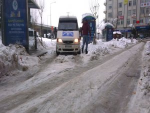 Rize Dolmuş Durağında Kar Çilesi