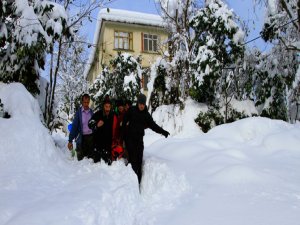 Rizeli Hasta Sedye İle Kar Paletli Ambulansa Ulaştırıldı