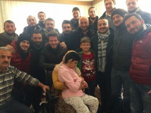 Düzceli Gençlerden Özürlü Genç Kıza Destek