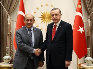 Cumhurbaşkanı Erdoğan Fransa Savunma Bakanı Le Drian’ı Kabul Etti