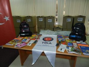 Tika Kosovalı Polis Çocuklarını Sevindirdi