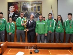 Yıldırımlı Raketlerin Şampiyonluk Sevinci