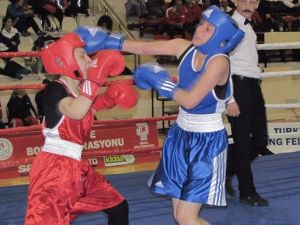 Kadın Boksörler Kazanmak İçin Ringe Çıktı