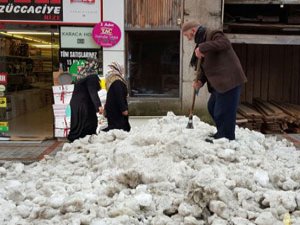 Belediye Kepçe Göndermeyince Rizeli Dede İş Başında!