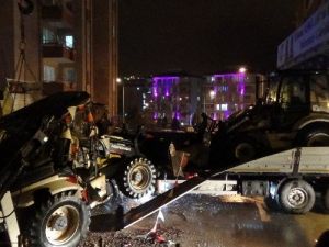 İş Makinesi Taksinin Üzerine Düştü: 1 Ölü