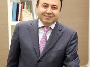 Büyük Ve Ağır Memeler, Boyun Ağrısına Sebep Oluyor