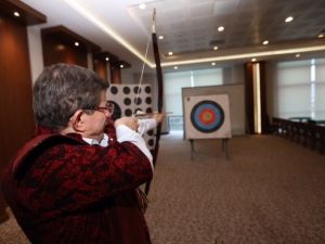 Başbakan Davutoğlu Ak Parti Kampında Ok Attı