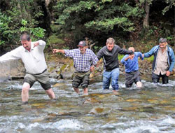 Köylüler yıkılan köprünün yapılmamasından şikayetçi