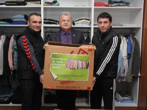 Öğretmen ve Öğrencilerden Sosyal Hizmet Ofisi’ne Kıyafet Bağışı
