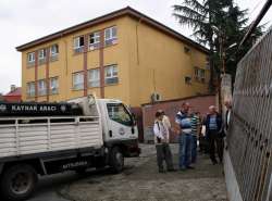 Öğrencilerin Üzerine Demir Kapı Devrildi: 4 Öğrenci Yaralı