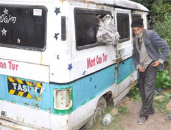 Hurda minibüste 10 yıldır tek başına yaşıyor