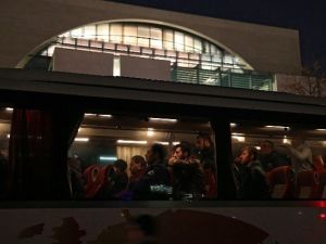 Belediye Başkanı, Merkel’e Bir Otobüs Dolusu Mülteci Gönderdi
