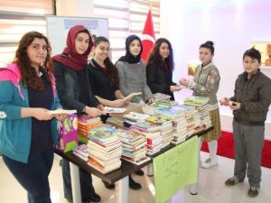 Fen Lisesi Öğrencileri 2 Köy Yumurtasına Bir Kitap Hediye Etti