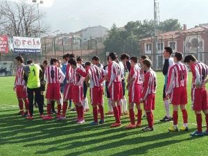 Liseli Futbolcuların Tartakladığı Hakem Maçı Tatil Etti